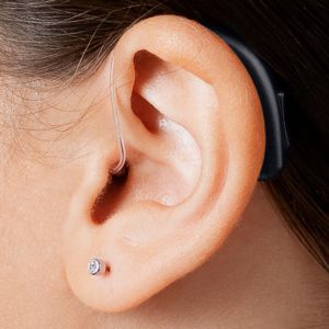 Un audífono receptor en el oído con domo